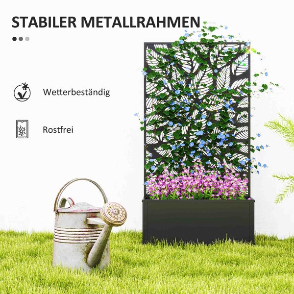 Schwarzer Metall-Pflanzkasten mit Blattmuster-Rankgitter auf Rasen neben Gießkanne. Bepflanzt, wetterbeständig und rostfrei.