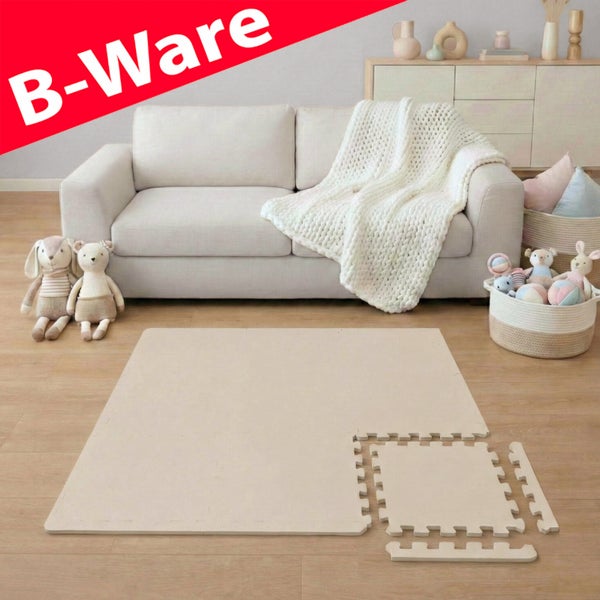 B-Ware Puzzle-Spielmatte für Kinder aus Schaumstoffplatten in einem hellen Wohnzimmer mit Sofa, Holzfußboden und Spielzeug.
