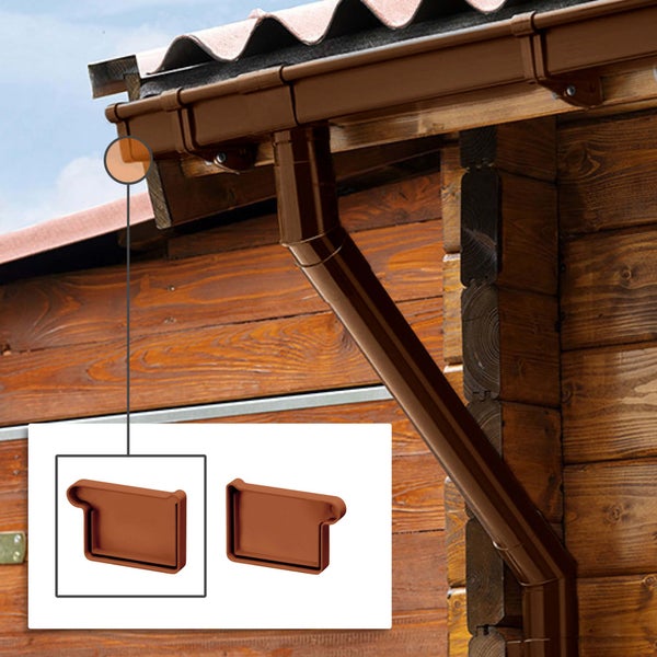 Endstück für Dachrinne an einem Holzhaus mit Regenrinne und Fallrohr, Detailansicht der Rinnenböden im Vordergrund.