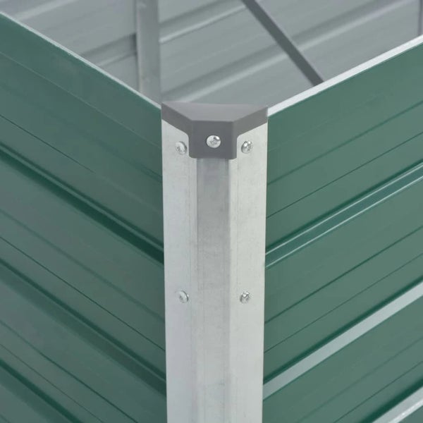 Eckverbindung einer Metallkonstruktion aus grünem Wellblech mit einem verzinkten Eckprofil und einer Schutzkappe.