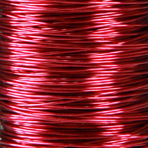 Roter Basteldraht auf einer Spule aufgewickelt.