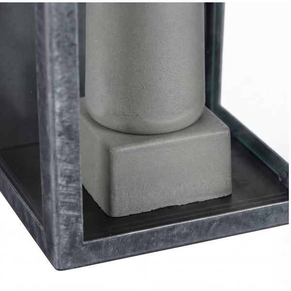 Nahaufnahme der Basis einer Außenleuchte mit einem Sockel in Beton-Optik und einem Metallrahmen mit Glasscheiben.