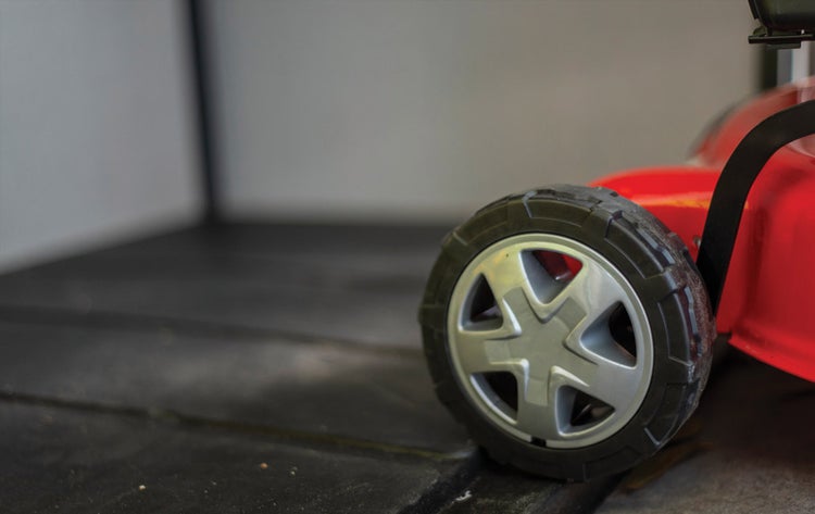 Detailaufnahme eines Rasenmähers mit Rad