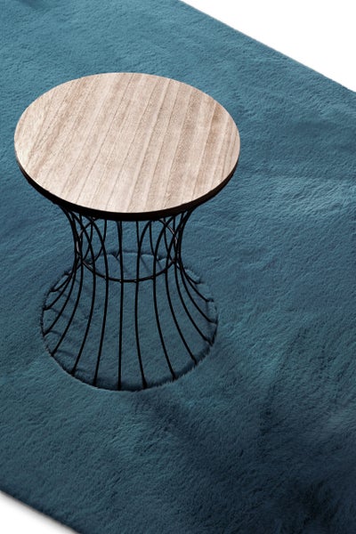 Runder Beistelltisch mit Holzplatte und schwarzem Metalldrahtgestell auf einem hochflorigen Teppich.