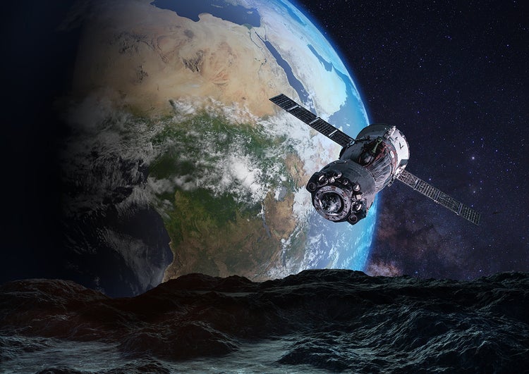 Raumschiff im Orbit über der Erde