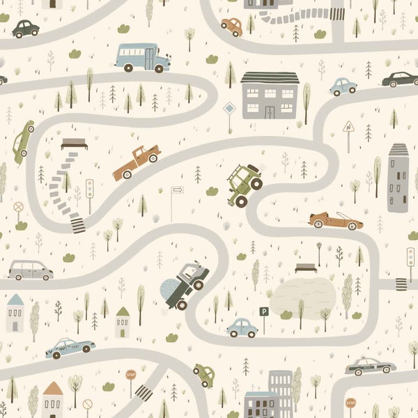Tapete mit kinderfreundlichem Stadtmotiv mit Straßen, verschiedenen Autos, Häusern, Bäumen und Verkehrsschildern auf hellem Grund.