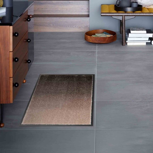 Raumansicht mit Badteppich auf Fliesenboden
