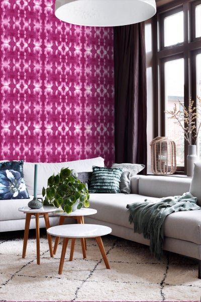 Wohnzimmer mit gemusterter Tapete, Sofa und Couchtischen