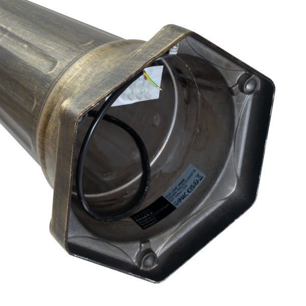 Innenansicht des sechseckigen Sockels einer Mastleuchte in Antikgold mit Verkabelung und Typenschild.