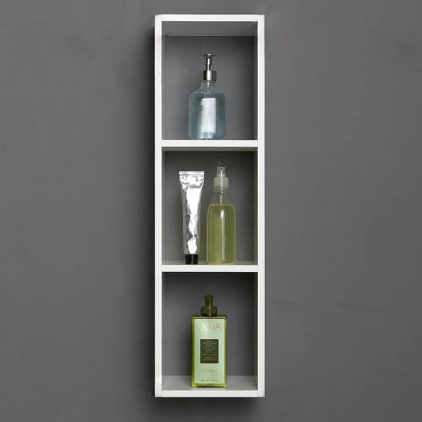 Weißes Wandregal mit drei Fächern und verschiedenen Badartikeln