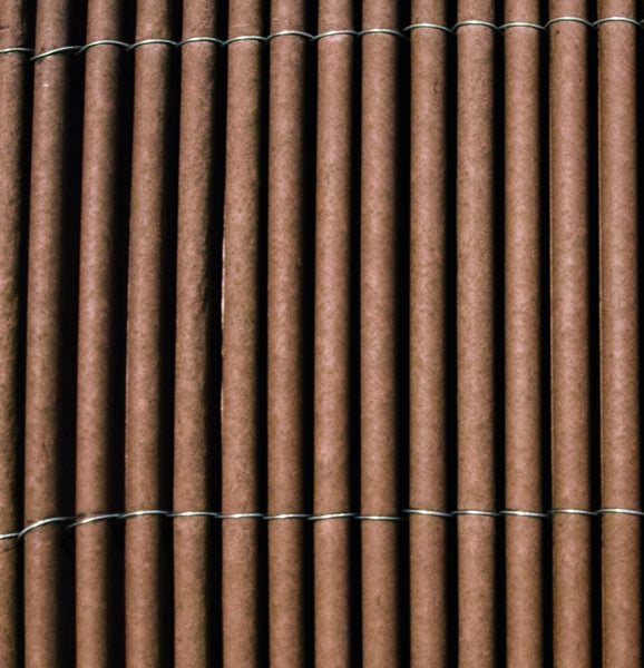 Sichtschutzzaun aus Bambusrohren mit Draht verbunden