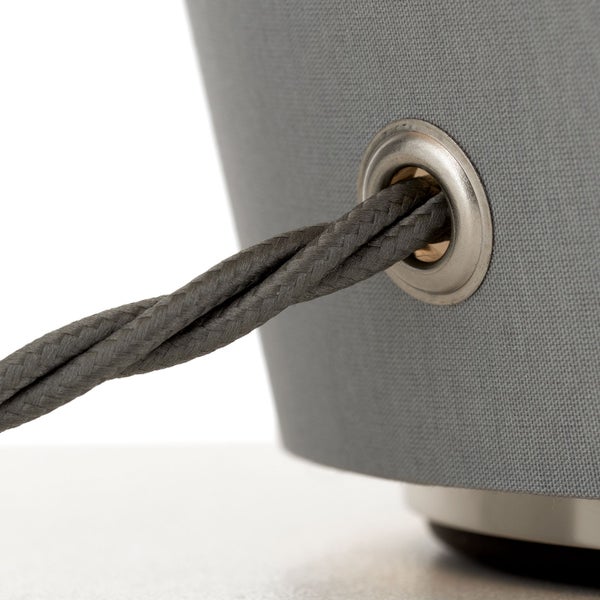 Detailaufnahme einer Textilleuchte mit Kabeldurchführung