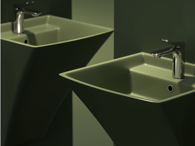 Zwei Waschtische mit Armatur im Badezimmer.