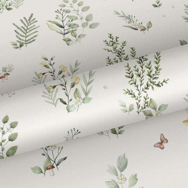 Tapete mit botanischem Aquarellmuster aus Blättern, Farnen, kleinen Blüten, Pilzen, einem Schmetterling und einem Vogel.