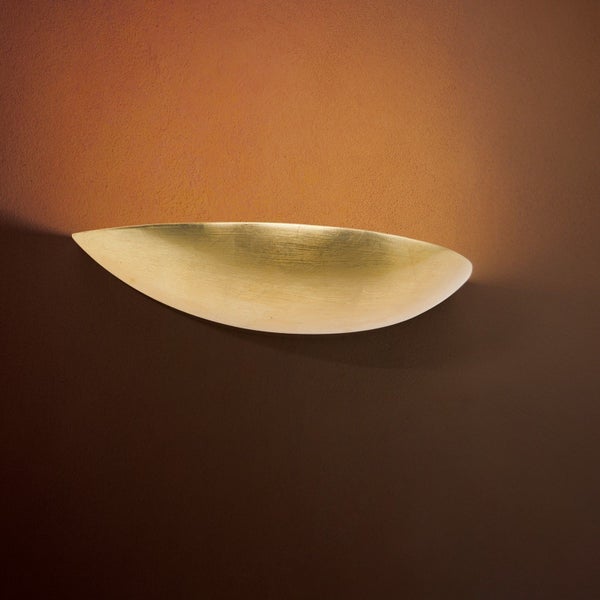 Moderne Wandleuchte in halbmondförmiger Schalenoptik mit indirektem Lichtaustritt für eine atmosphärische Beleuchtung.