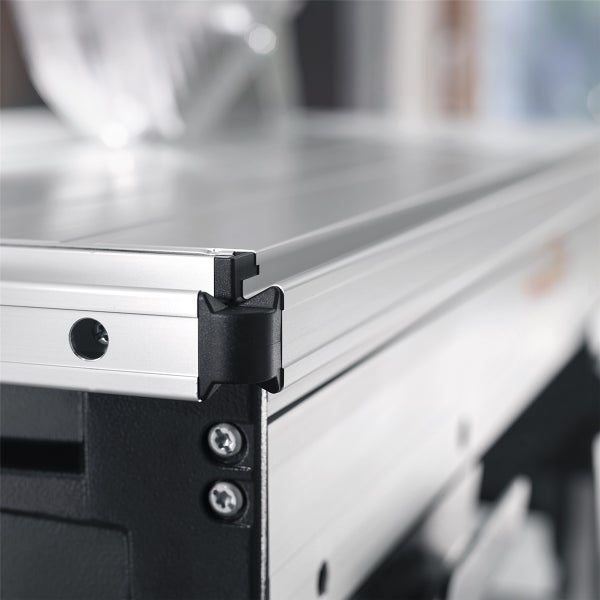 Detailansicht einer Kante eines Aluminium Arbeitstisches einer Tischkreissäge mit Kunststoffschutz