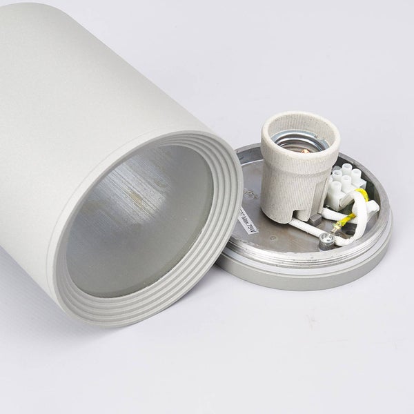 Detailansicht einer Außenleuchte mit abgeschraubtem Gehäuse, E27-Fassung und Anschlussklemmen.