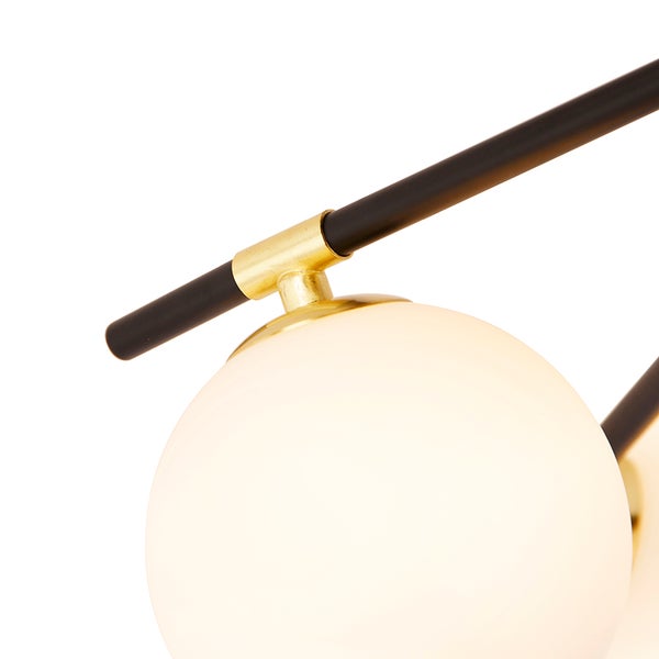 Detailansicht einer Hängelampe mit runden Lampenschirmen und schwarzem Metallrahmen