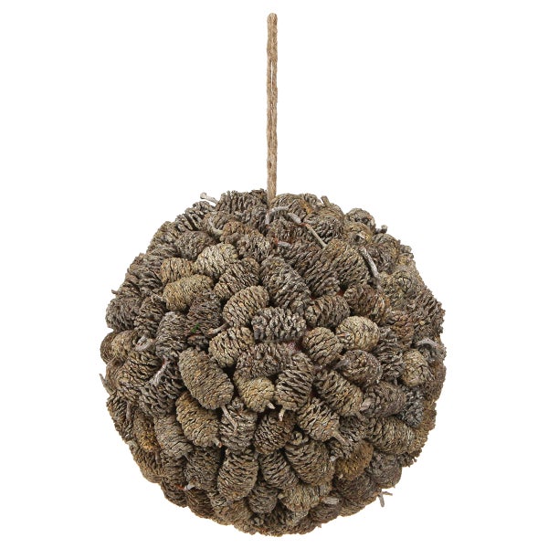 Dekokugel aus Naturzapfen zum Aufhängen mit Juteschnur.