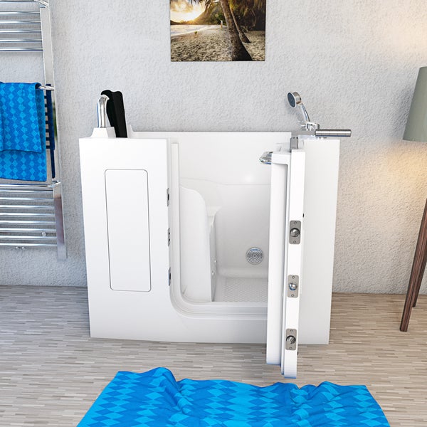 Begehbare Badewanne mit offener Tür in einem Badezimmer