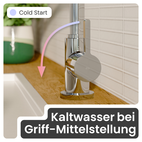Küchenarmatur mit Cold Start Funktion für Kaltwasser bei Griff-Mittelstellung in einer modernen Küche mit Holzoberfläche.