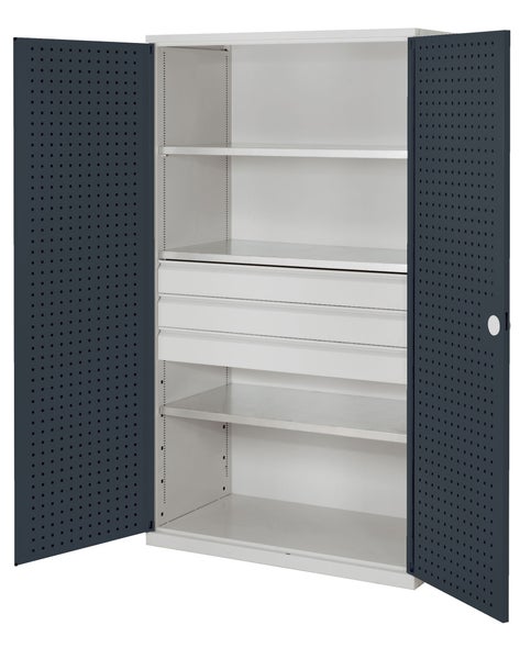 Offener Werkzeugschrank mit Regalen und Schubladen