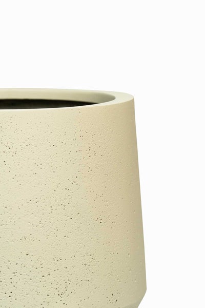 Detailansicht eines runden Pflanzkübels mit strukturierter Oberfläche in Creme.