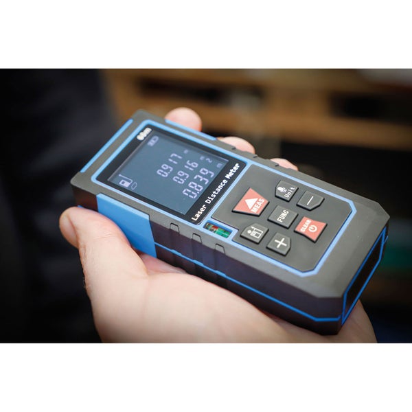 Laser-Entfernungsmesser in der Hand