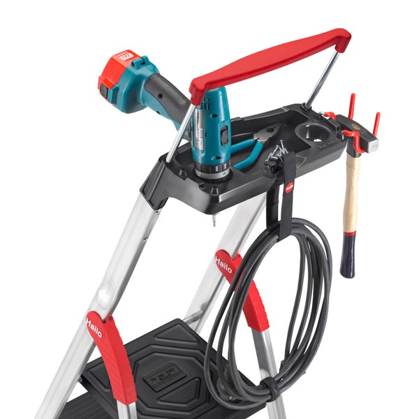 Eine Leiter mit Werkzeugen und Zubehör, einschließlich Hammer, Schraubendreher, Zange, Schrauben und Kabel.