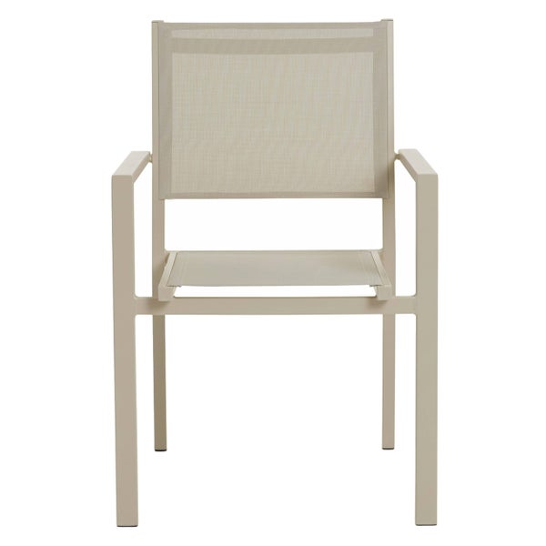Stapelbarer Gartenstuhl aus Metall mit Textilgewebe und Armlehnen in Beige.