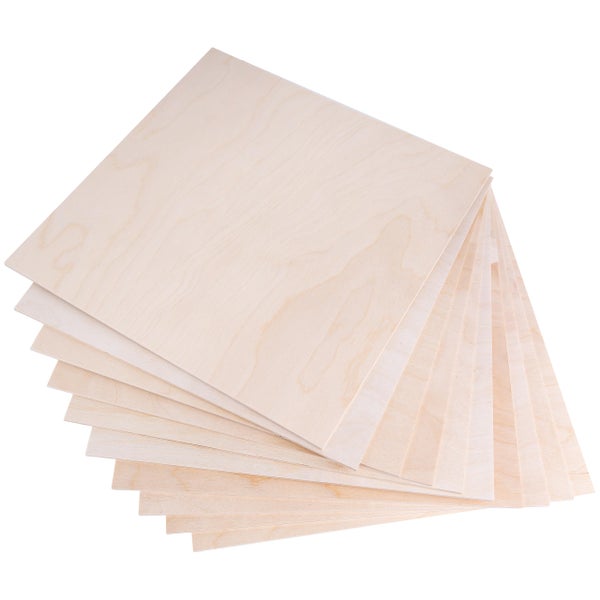 Stapel quadratische Sperrholzplatten aus hellem Holz für Bastelarbeiten und Modellbau.