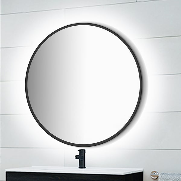 Runder Badezimmerspiegel mit schwarzem Rahmen und LED-Hintergrundbeleuchtung an einer hellen Wand über einem Waschbecken.