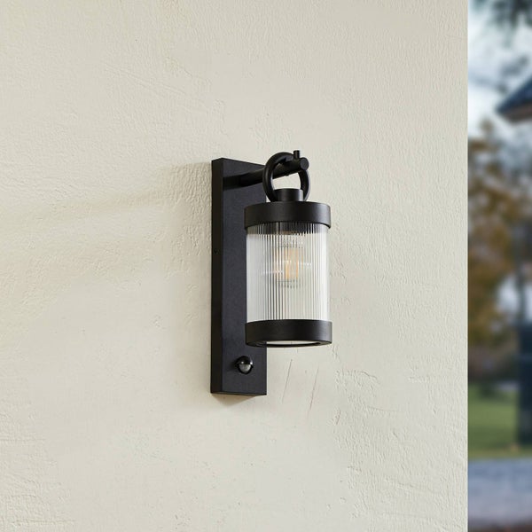 Lindby Wandleuchte außen Yrene mit Bewegungsmelder (spritzwassergeschützt (Modern) in Schwarz aus Aluminium (1 flammig, E27) - Wandlampe für Außenwand/Hauswand Haus Terrasse und Balkon