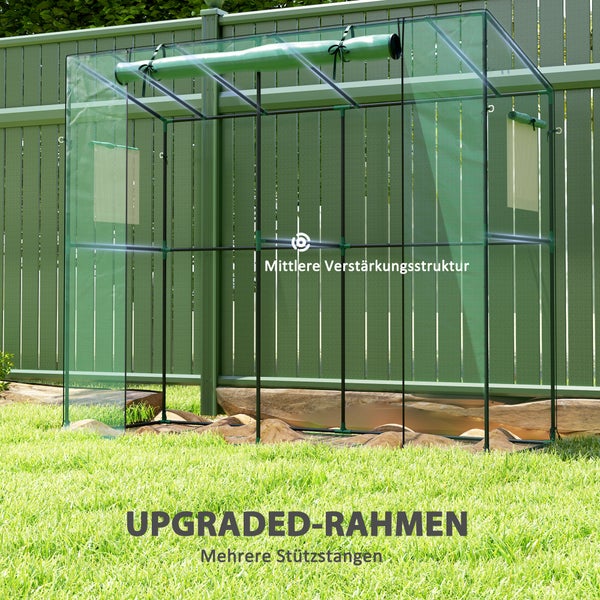 Foliengewächshaus im Garten mit Pflanzen. Details zeigen das Vergraben der Kante 10 Zentimeter tief und das Festziehen der Abspannseile an Erdnägeln.