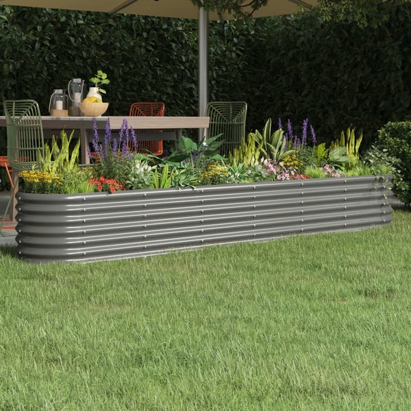 Hochbeet aus Metall mit verschiedenen Pflanzen in einem Garten