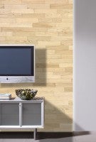 Wandgestaltung mit Holzpaneelen, Fernseher und Kommode