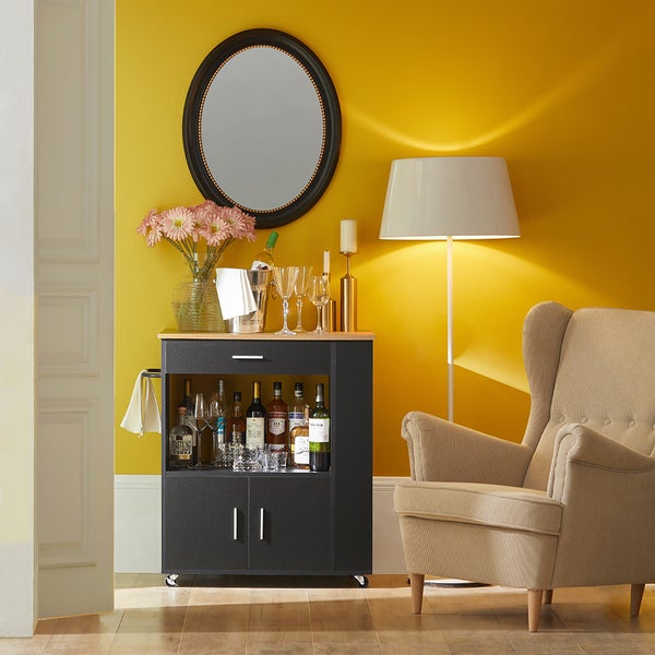 Barwagen mit Getränken, Gläsern, Blumenvase, Spiegel und Stehlampe in einem Wohnzimmer