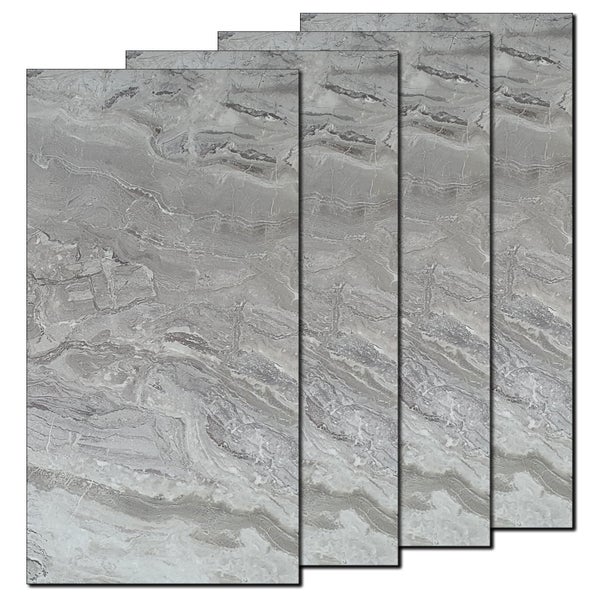 Vier graue Bodenfliesen mit Marmoroptik.