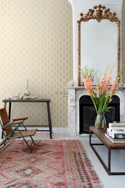 Wohnzimmer mit gemusterter Tapete, antikem Spiegel und Teppich