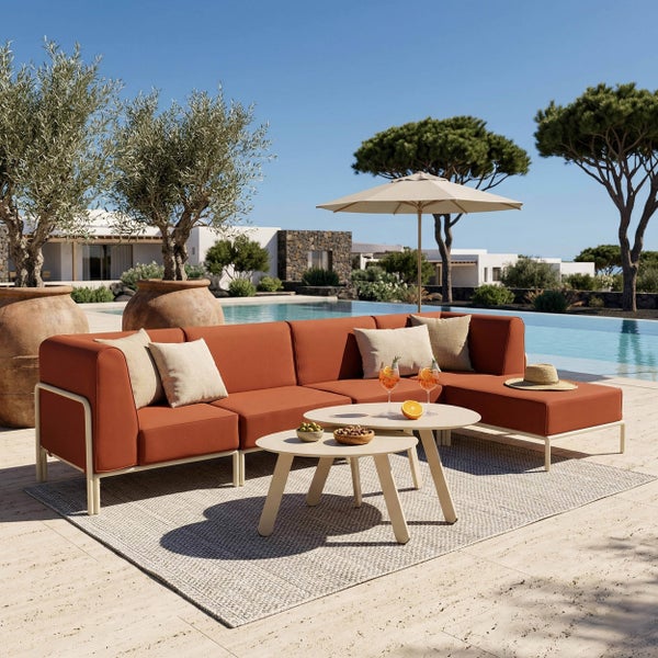 Modernes Garten-Lounge-Set mit Ecksofa, zwei runden Couchtischen und Sonnenschirm auf einer geräumigen Terrasse am Pool.