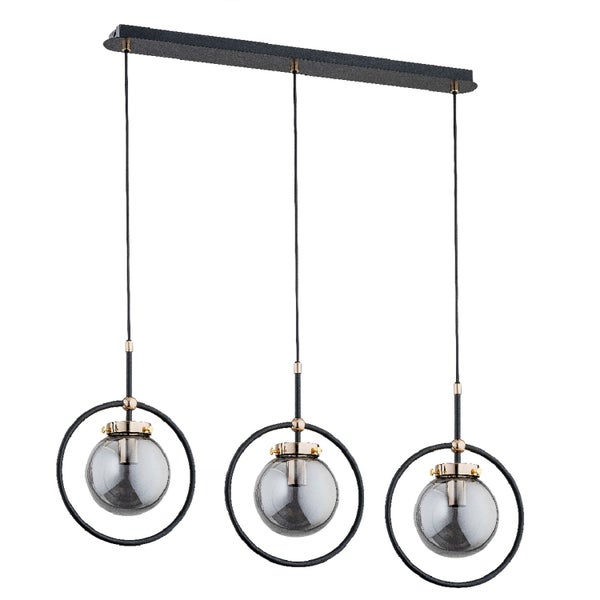 Dreiflammige Pendelleuchte mit Metallringen und Glaskugeln an einer rechteckigen Deckenplatte für die Innenbeleuchtung.