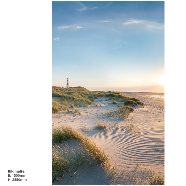 Strandlandschaft mit Sanddünen und Leuchtturm