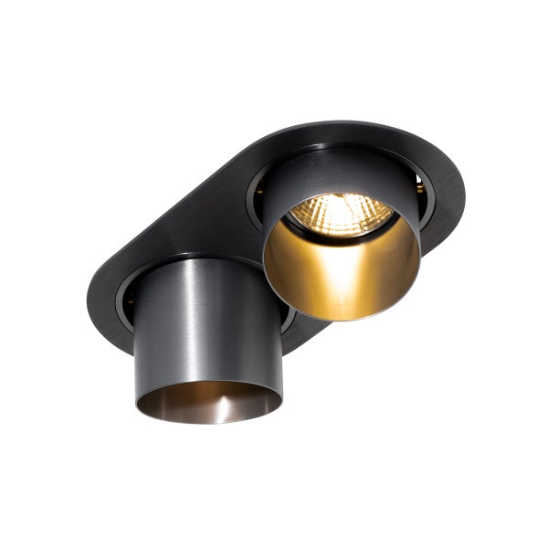 Zweiflammiger Deckenspot aus gebürstetem Metall, dunkelgrau mit goldfarbener Innenseite, schwenkbare zylindrische Strahler.