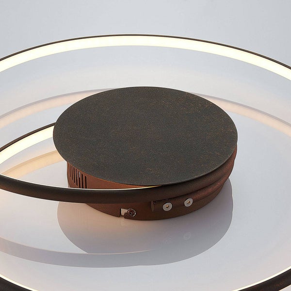 Detailansicht einer runden LED-Deckenleuchte in Rostoptik mit zwei leuchtenden LED-Ringen und einer texturierten Basis.