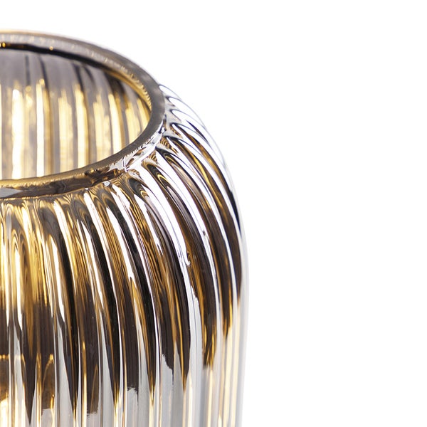 Detailaufnahme einer geriffelten Glasvase