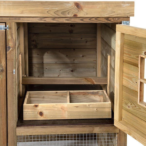 Detailansicht des Innenraums eines Hühnerstalls mit Legenest