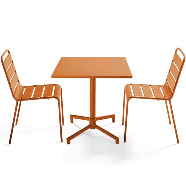 Oranges Bistro-Set aus Metall bestehend aus einem quadratischen Tisch und zwei Stühlen mit Latten-Design.