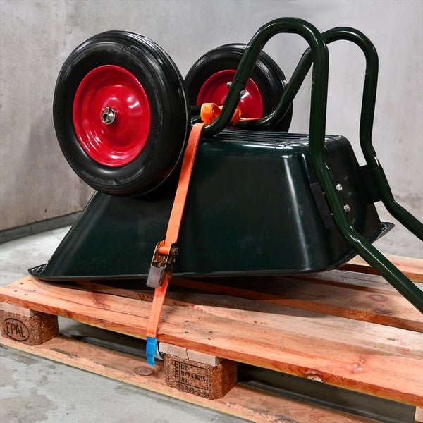 Schubkarre mit zwei Rädern auf einer Palette