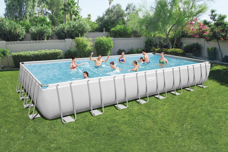 Bestway Power Steel Rechteckpool im Garten mit schwimmenden Personen, Aufstellpool mit Stahlrahmen.