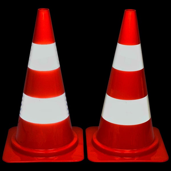 Ein Mann betätigt einen Wandschalter im Badezimmer mit beleuchtetem Spiegel